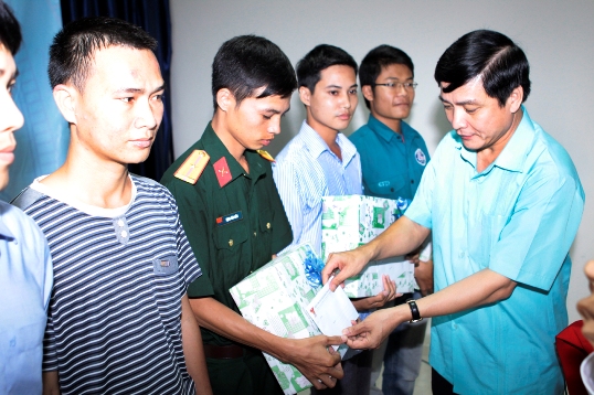 Đồng chí Bùi Văn Cường - Bí thư Đảng ủy Khối đã tặng quà cho các đoàn viên thanh niên trên công trình Thủy điện Lai Châu