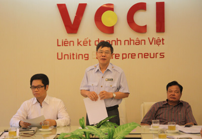 Phó Tổng Thanh tra Trần Đức Lượng (giữa) trong buổi công bố quyết định thanh tra VCCI
