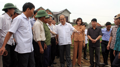 Chủ tịch Quốc hội và Đoàn công tác đã trực tiếp thăm và kiểm tra việc làm đường bê tông nông thôn, thăm cánh đồng mẫu lớn, công trình nước sạch, nhà văn hóa