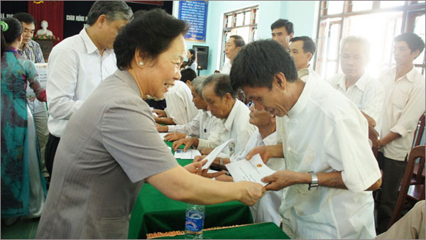 Phó Chủ tịch nước Nguyễn Thị Doan cùng lãnh đạo Bộ Lao động Thương binh và Xã hội đã đến thăm và tặng quà các gia đình chính sách tiêu biểu ở huyện Quảng Ninh, tỉnh Quảng Bình
