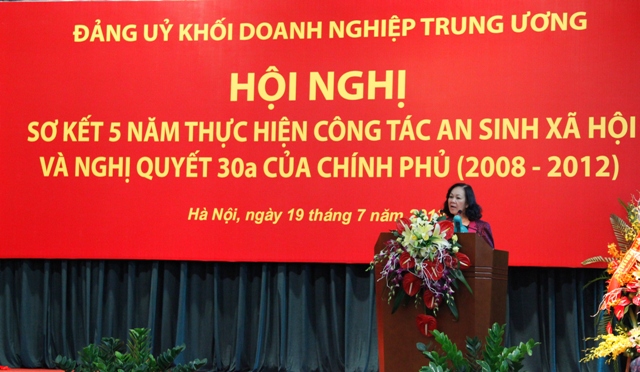 Đồng chí Trương Thị Mai, Ủy viên Trung ương Đảng, Chủ nhiệm Ủy ban các vấn đề xã hội của Quốc hội phát biểu tại Hội nghị