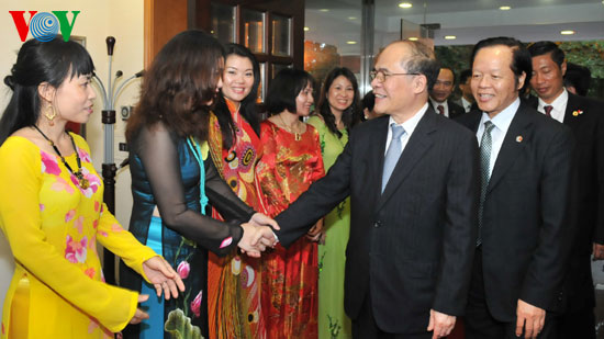 Chủ tịch Quốc hội Nguyễn Sinh Hùng đã gặp gỡ và nói chuyện với cán bộ, nhân viên Đại sứ quán và đại diện cộng đồng người Việt Nam tại trụ sở Đại sứ quán Việt Nam ở thủ đô Seoul
