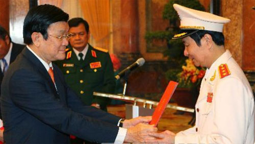 Chủ tịch nước Trương Tấn Sang trao quyết định thăng cấp Thượng tướng cho Trung tướng Phạm Quý Ngọ