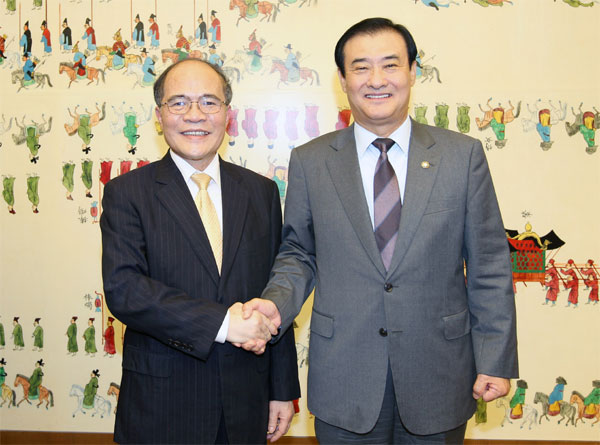 Chủ tịch Quốc hội Nguyễn Sinh Hùng và Chủ tịch Quốc hội Hàn Quốc Kang Chang-hee tại buổi hội đàm