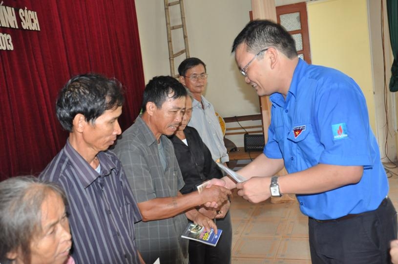 Bí thư Đoàn Tập đoàn Nguyễn Quốc Thịnh trao quà cho các gia đình chính sách