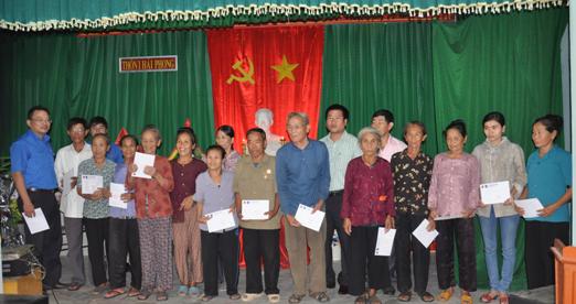 Đoàn Thanh niên Dầu khí trao quà cho các gia đình chính sách tại Hà Tĩnh