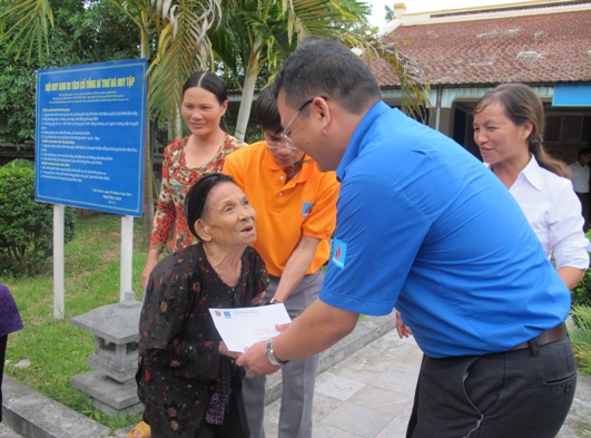 Bí thư Đoàn Tập đoàn Nguyễn Quốc Thịnh trao quà cho các gia đình chính sách tại huyện Cẩm Xuyên - Hà Tĩnh