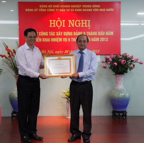 Đồng chí Nguyễn Văn Ngọc, Phó Bí thư Đảng ủy Khối trao Bằng khen cho SCIC