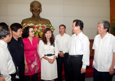 Thủ tướng Nguyễn Tấn Dũng trao đổi với các đại biểu tại buổi làm việc với Hội Nhà báo VN chiều 23/7