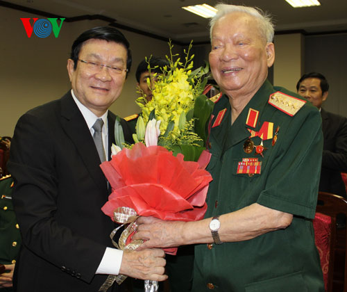 Chủ tịch nước Trương Tấn Sang tặng hoa chúc mừng đồng chí Lê Đức Anh