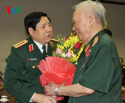 Bộ trưởng Quốc phòng Phùng Quang Thanh tặng hoa chúc mừng đồng chí Lê Đức Anh