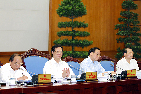 Thủ tướng Nguyễn Tấn Dũng và các Phó Thủ tướng: Nguyễn Xuân Phúc, Hoàng Trung Hải, Vũ Văn Ninh tại phiên họp.