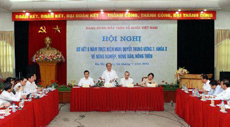 Chủ tịch Quốc hội Nguyễn Sinh Hùng phát biểu tại Hội nghị sơ kết 5 năm thực hiện Nghị quyết tam nông, ngày 30/7