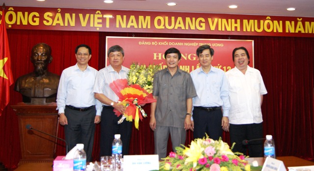 Các đồng chí Thường trực Đảng ủy Khối chúc mừng đồng chí Nguyễn Phước Thanh nhận nhiệm vụ mới.