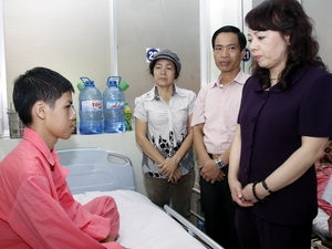Bộ trưởng Bộ Y tế Nguyễn Thị Kim Tiến thăm bệnh nhân Nguyễn Viết Khuê
