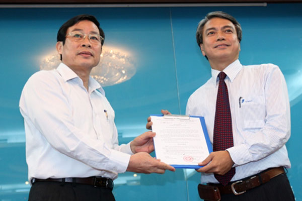 Bộ trưởng Bộ Thông tin và Truyền thông Nguyễn Bắc Son trao Quyết định bổ nhiệm Tổng Giám đốc VNPT cho ông Trần Mạnh Hùng