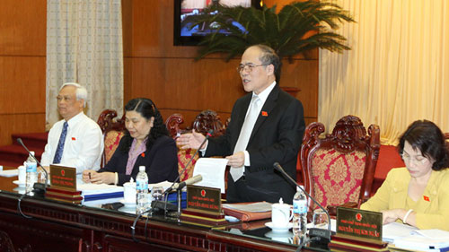 Chủ tịch Quốc hội Nguyễn Sinh Hùng phát biểu tại một phiên họp của Ủy ban Thường vụ Quốc hội