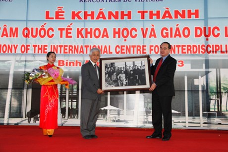Phó Thủ tướng Nguyễn Thiện Nhân tặng GS Trần Thanh Vân bức ảnh 