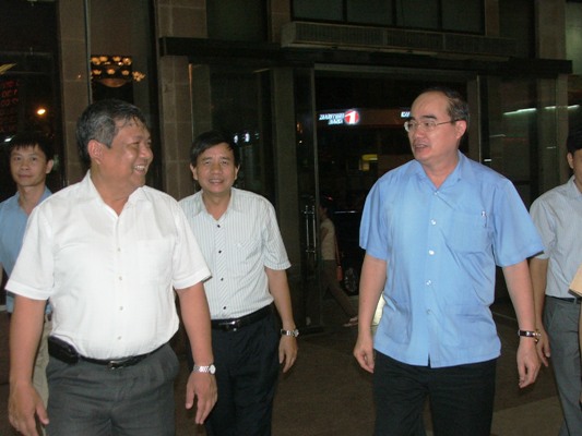 Tổng Giám đốc ÐSVN Nguyễn Ðạt Tường và lãnh đạo các đơn vị đón Phó Thủ tướng Nguyễn Thiện Nhân tại đại sảnh Ga Hà Nội