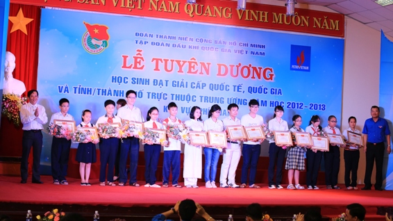 Đồng chí Nguyễn Quốc Thịnh - Bí thư Đoàn thanh niên Tập đoàn Dầu khí trao bằng khen cho các em học sinh giỏi phía Nam