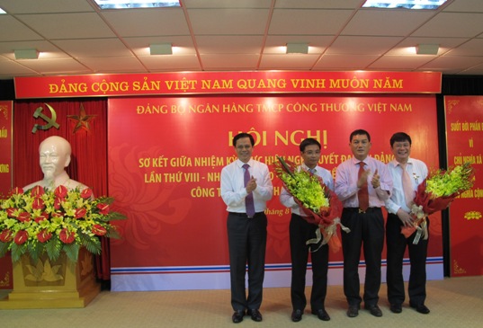 Đại diện lãnh đạo Đảng ủy Khối và Đảng bộ Vietinbank trao Kỷ niệm chương Vì sự nghiệp Tuyên giáo