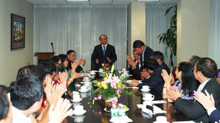 Phó Thủ tướng Nguyễn Xuân Phúc nói chuyện với cán bộ Phái đoàn Thường trực Việt Nam tại LHQ.