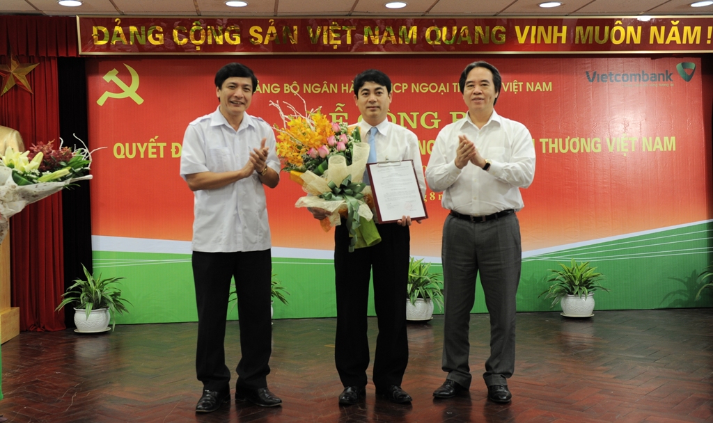 Đồng chí Bí thư Đảng ủy Khối Doanh nghiệp Trung ương và Đồng chí Thống đốc Ngân hàng Nhà nước Việt Nam trao Quyết định Bí thư cho đồng chí Nghiêm Xuân Thành
