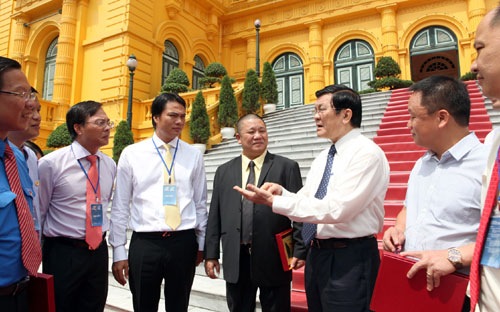 Chủ tịch nước Trương Tấn Sang trao đổi với một số doanh nhân trong đoàn đại biểu Hội Doanh nhân trẻ sáng 31/8 - Ảnh: TT.