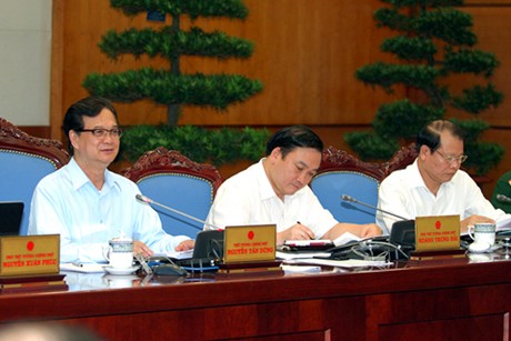 Thủ tướng Nguyễn Tấn Dũng, các Phó Thủ tướng Hoàng Trung Hải, Vũ Văn Ninh tại phiên họp Chính phủ tháng 8/2013