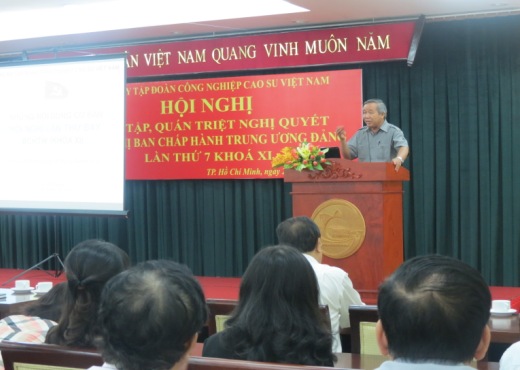 đồng chí Hà Văn Ngoan - Báo cáo viên cao cấp của Ban Tuyên giáo Trung ương truyền đạt các nội dung cơ bản của Nghị quyết