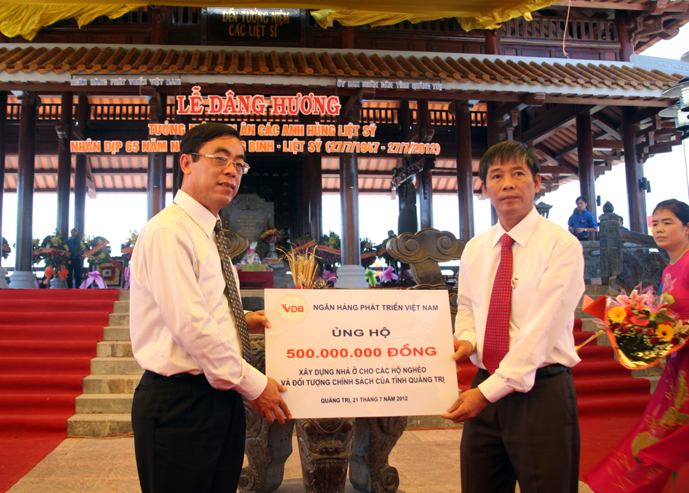 Đồng chí Trần Bá Huấn - Phó Tổng Giám đốc NHPT thay mặt hơn 3000 CBVC hệ thống NHPT trao tặng 500 triệu đồng cho đại diện UBND tỉnh Quảng Trị (năm 2012)