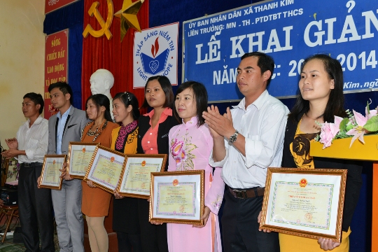 Đại diện lãnh đạo xã Thanh Kim trao Bằng khen Chiến sĩ thi đua cơ sở cho giáo viên Liên trường mầm non, tiểu học, phổ thông dân tộc bán trú THCS Thanh Kim