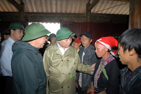 Phó Thủ tướng Nguyễn Xuân Phúc thăm hỏi, động viên một hộ dân bị lũ quét tại bản Can Hồ B, xã Bản Khoang, huyện Sapa