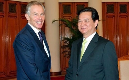 Thủ tướng Nguyễn Tấn Dũng (phải) tiếp nguyên Thủ tướng Anh Tony Blair ngày 18/3