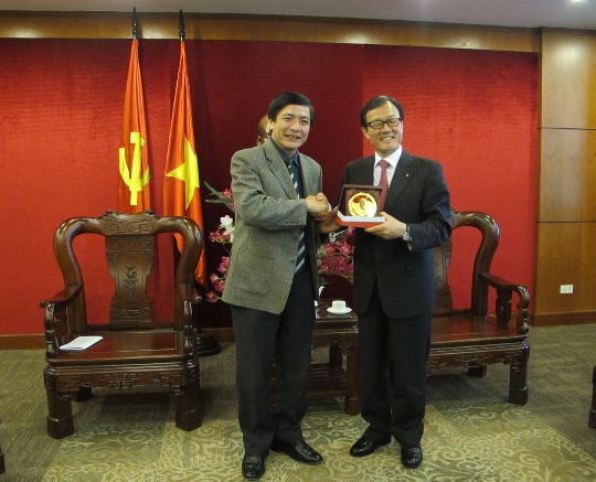 Bí thư Đảng ủy Khối doanh nghiệp Tring ương tặng biểu tượng cho Tập đoàn tài chính Woori