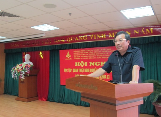 Đồng chí Phạm Văn Hiến - Vụ trưởng, Giám đốc Trung tâm thông tin công tác tuyên giáo, Ban Tuyên giáo Trung ương truyền đạt các nội dung cơ bản của Nghị quyết