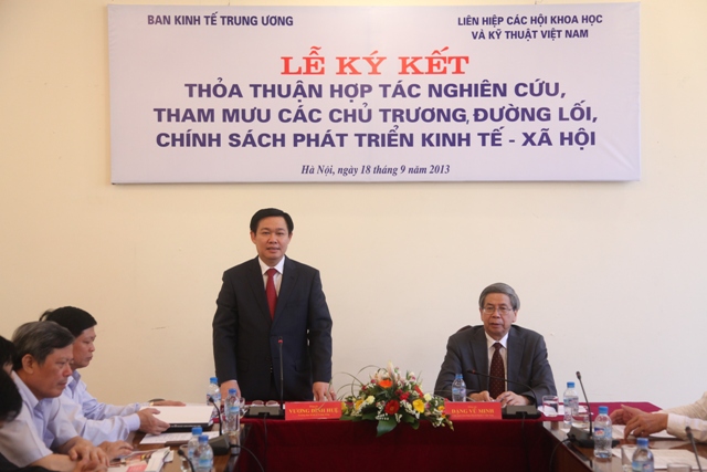 Đồng chí Vương Đình Huệ, Trưởng Ban Kinh tế Trung ương phát biểu tại Lễ ký kết