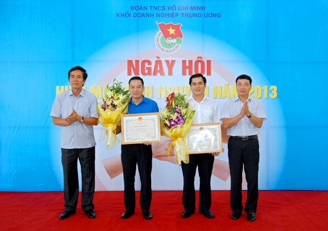 Đồng chí Trần Thanh Khê, Ủy viên BTV, Trưởng Ban Tuyên giáo ĐUK trao hoa cho Đoàn Khối DNTƯ