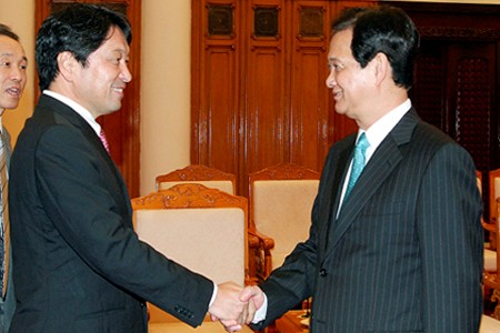 Thủ tướng Nguyễn Tấn Dũng tiếp Bộ trưởng Quốc phòng Nhật Bản Itsunori Onodera.