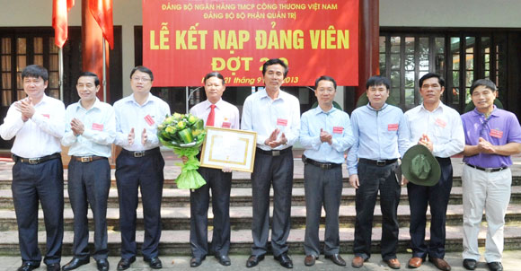 Đại diện lãnh đạo Đảng ủy Khối trao Huy hiệu 30 năm tuổi Đảng cho đảng viên Nguyễn Ngọc Thành