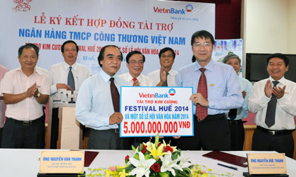 Đại diện VietinBank, Phó Tổng giám đốc Nguyễn Đức Thành trao tài trợ cho Festival Huế 2014. 