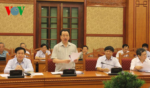 Ông Phùng Hữu Phú, Phó Chủ tịch Thường trực Hội đồng Lý luận TW báo cáo Đề cương với Ban Chỉ đạo