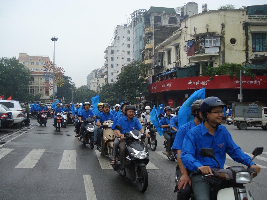 ĐVTN tham gia diễu hành tuyên truyền an toàn giao thông