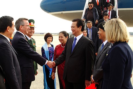 Đại diện Bộ Ngoại giao Hoa Kỳ đón Thủ tướng và Phu nhân, cùng Đoàn cấp cao Việt Nam tại sân bay Andrew, Washington DC