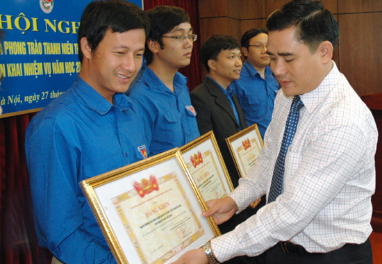 Đồng chí Vũ Đức Tú, Phó Bí thư Đoàn khối trao Bằng khen cho các tập thể có thành tích xuất sắc trong phong trào thanh niên trường học năm 2012 - 2013