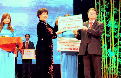 Phó Tổng giám đốc VietinBank Nguyễn Văn Du trao ủng hộ 2 tỷ đồng cho Quỹ “Mắt sáng cho người cao tuổi”. 