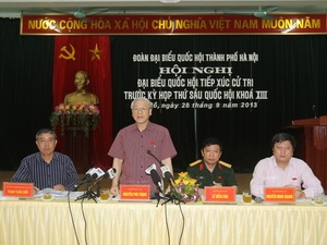 Tổng Bí thư Nguyễn Phú Trọng tiếp xúc cử tri tại phường Yên Phụ, quận Tây Hồ.
