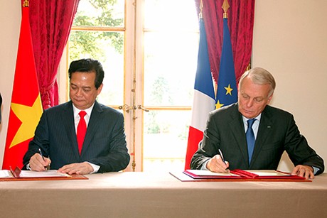Thủ tướng Nguyễn Tấn Dũng và Thủ tướng Pháp Jean-Marc Ayrault ký Tuyên bố chung về Quan hệ đối tác chiến lược Việt Nam-Pháp