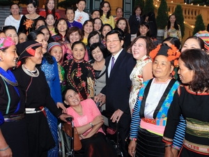 Chủ tịch nước Trương Tấn Sang với các đại biểu   phụ nữ làm kinh tế giỏi.