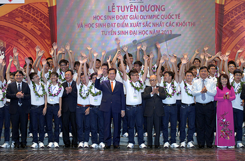 Thủ tướng Nguyễn Tấn Dũng tới dự và phát biểu tại Lễ tuyên dương học sinh đoạt giải Olympic quốc tế và học sinh đạt điểm xuất sắc nhất các khối thi tuyển sinh đại học, cao đẳng năm 2013